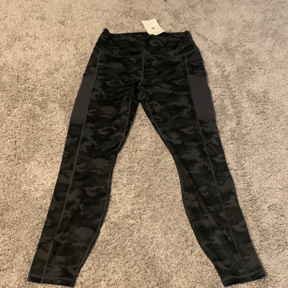 NWT FABLETIC LEGGINGS L